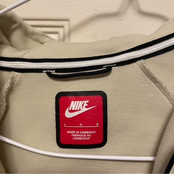 Nike tech Beige Hoodie with Black Accents unisex kids large - Picture 2 of 6